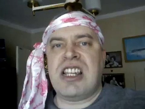 Псих один в комнате тупой мужик