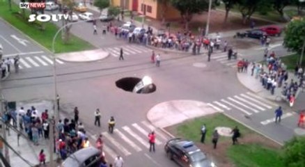 Peru'da Dev Çukur Arabayı Yuttu