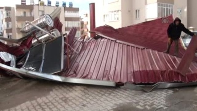 Rüzgar Nedeniyle Apartmanın Çatısı Uçtu, 6 Araç Zarar Gördü