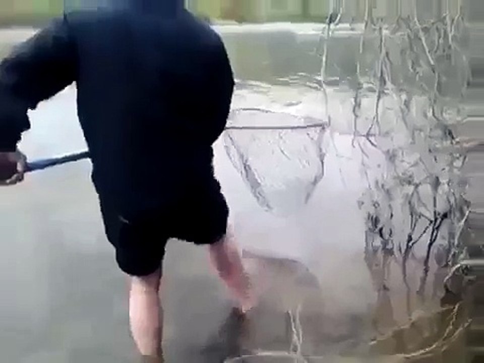 Мужик подкормил место