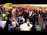فيديو.. آلاف السوريين عالقون على الحدود مع تركيا