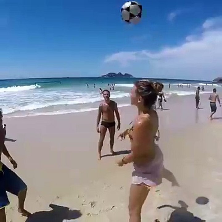 Un chien  qui joue au foot, impressionnant