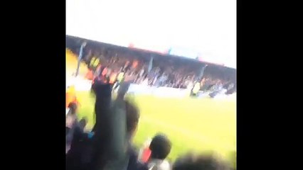 Inghilterra, tifoso perde la testa- attacca da solo la curva avversaria