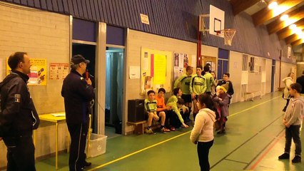 La remise du trophée au groupe .