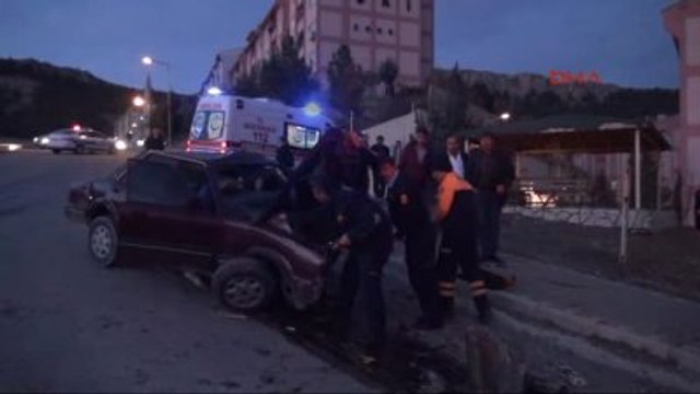 Adıyaman?da, Hafif Ticari Araç ile Otomobilin Çarpıştığı Kazada 3 Kişi Yaralandı.