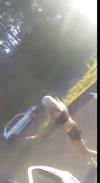 Une fille perturbe des automobilistes