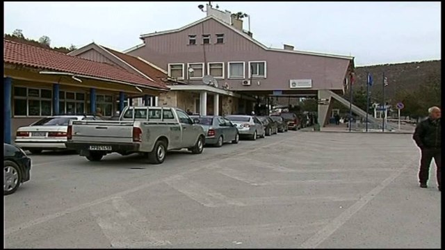 RIHAPET PIKA E KALIMIT TE KAPSHTICES PAS NJE GREVE 24 ORESHE TE FERMEREVE GREKE LAJM