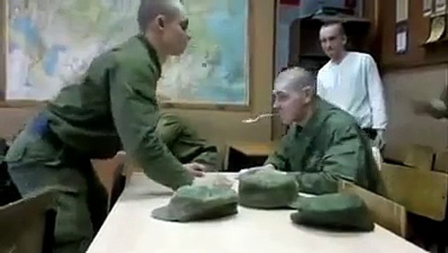 Смотреть - Прикол с ложками - Армейское Онлайн, бывают же такие! Супер смешное видео!
