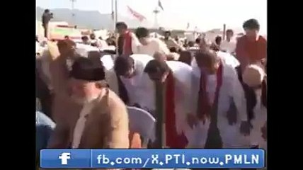 جب گرمی نے کیا پریشان نکال لیا جیب سے رومال نماز کے دوران