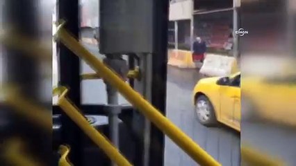 Kadınla laf atan erkeğin kavga anı kamerada