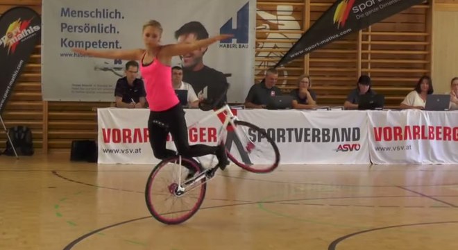 Трюки на велосипеде в исполнении девушки. ОБОЛДЕТЬ. Круто