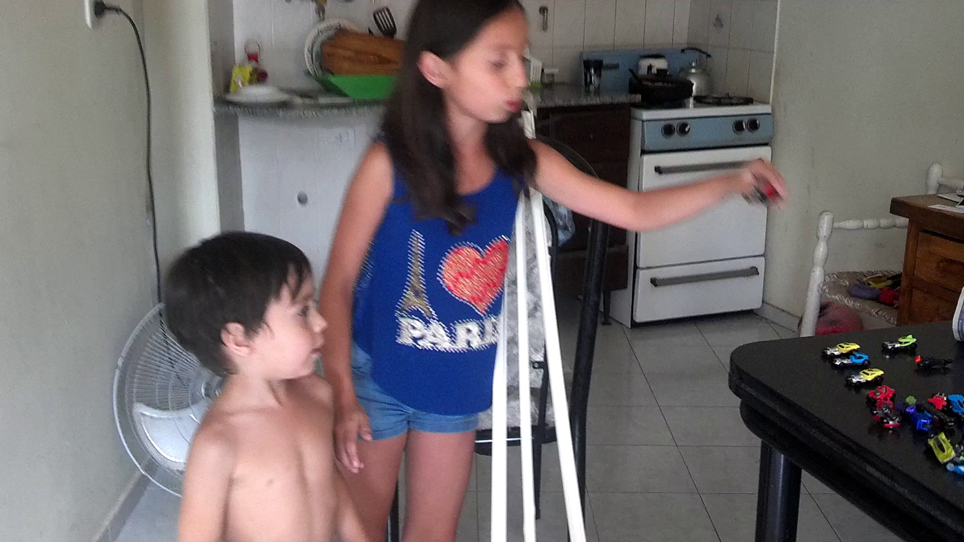 Luana y Manu prueban pistas de autitos casera