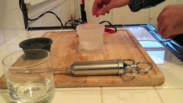 Un cocktail dans une boule de glace : juste génial