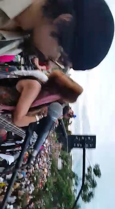 Alcova: Foliões 'deliram' ao som da Amy Winehouse