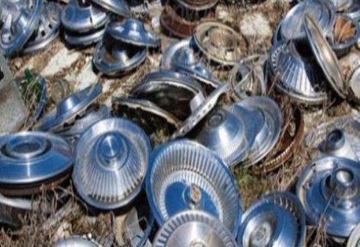 Ono sto ovaj momak pravi od otpalih ratkapni i smeca je fenomenalno