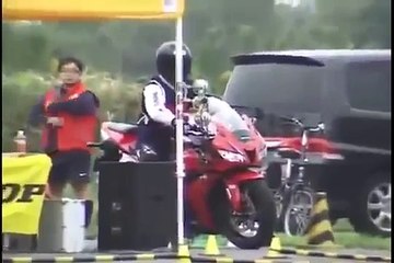 CARRERA DE CONOS CON LA MOTO (360p)