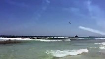 CAZAS DE COMBATE EN LA PLAYA TODO SALE VOLANDO (360p)