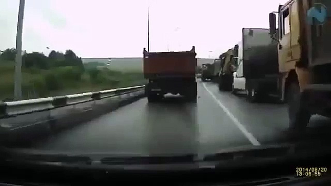 CHOQUE FRONTAL CON UN CAMIÓN TERRIBLE ACCIDENTE (360p)