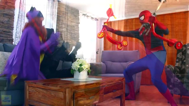 Spiderman vs Catwoman vs Batman & Batgirl! Batman is Kidnapped! Fun Superhero Movie!