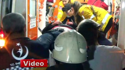 Otomobil, yolda arızalanan TIR'ın altına girdi