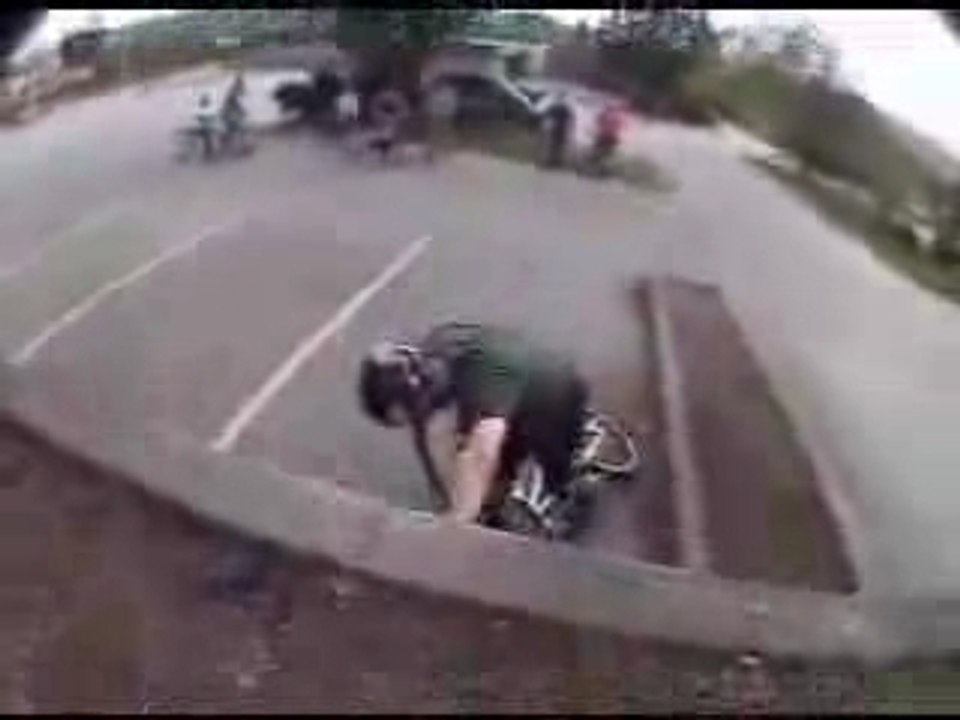 aie!!! le velo contre le mOur!!!