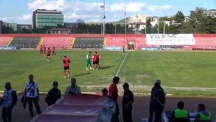 Stada girmesi yasaklanan yönetici, maçı vincin üzerinden izledi