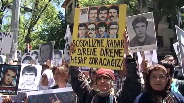 Kenan Evren’in arkasından davul-zurna çalıp, halay çektiler