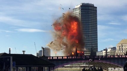 Impressionnante explosion d'un bus sur un pont de Londres