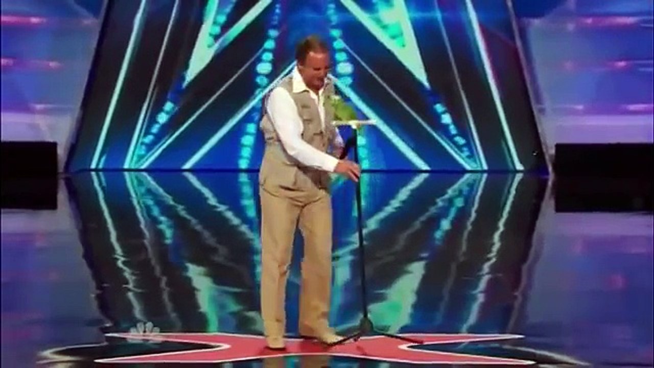 The BEST TALENT in the world !!! (This bird was able to speak at the microphone)._(640x360)