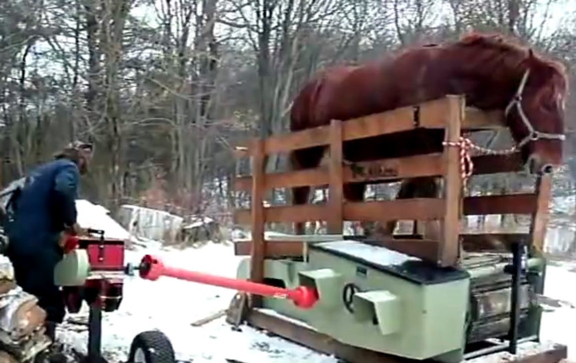 At Gücüyle Çalışan Odun Kesme Makinası