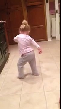 Мама сняла, как её малышка зажигает под любимую песню