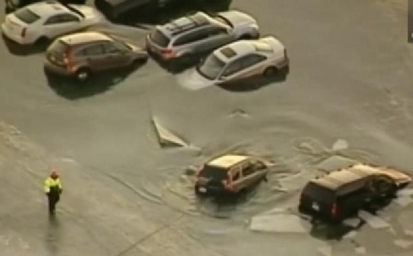 Buzlar eridi araçlar suya gömüldü