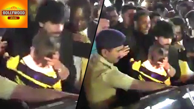 Shahrukh Khan's Son AbRam MOBBED On 'Raees' Sets | Bollywood Asia