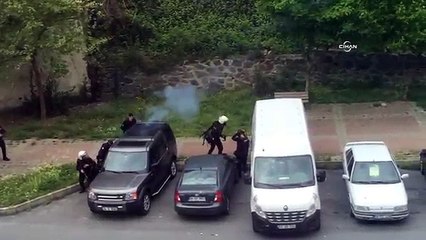 Polisin başına böyle taş isabet etti