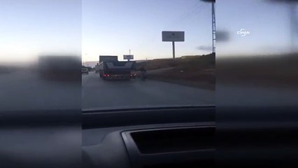 TIR'ın arkasında tehlikeli yolculuk