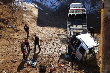 Araç, köprü inşaatından uçtu: 3 ölü... Kaza yerinden ilk görüntüler