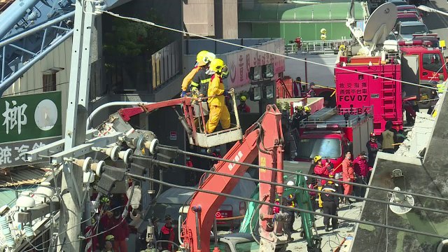 Taïwan: deux survivants sortis des décombres