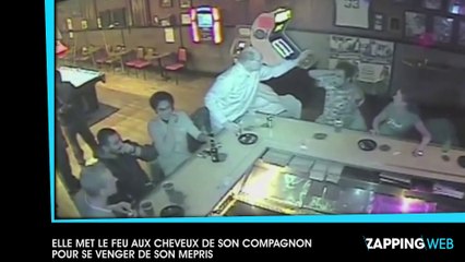 Un jeune homme joue avec un énorme et effrayant arachnide (vidéo)