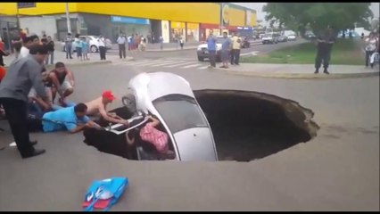 Le sauvetage impressionnant d'un couple dont la voiture a été happée par un sinkhole