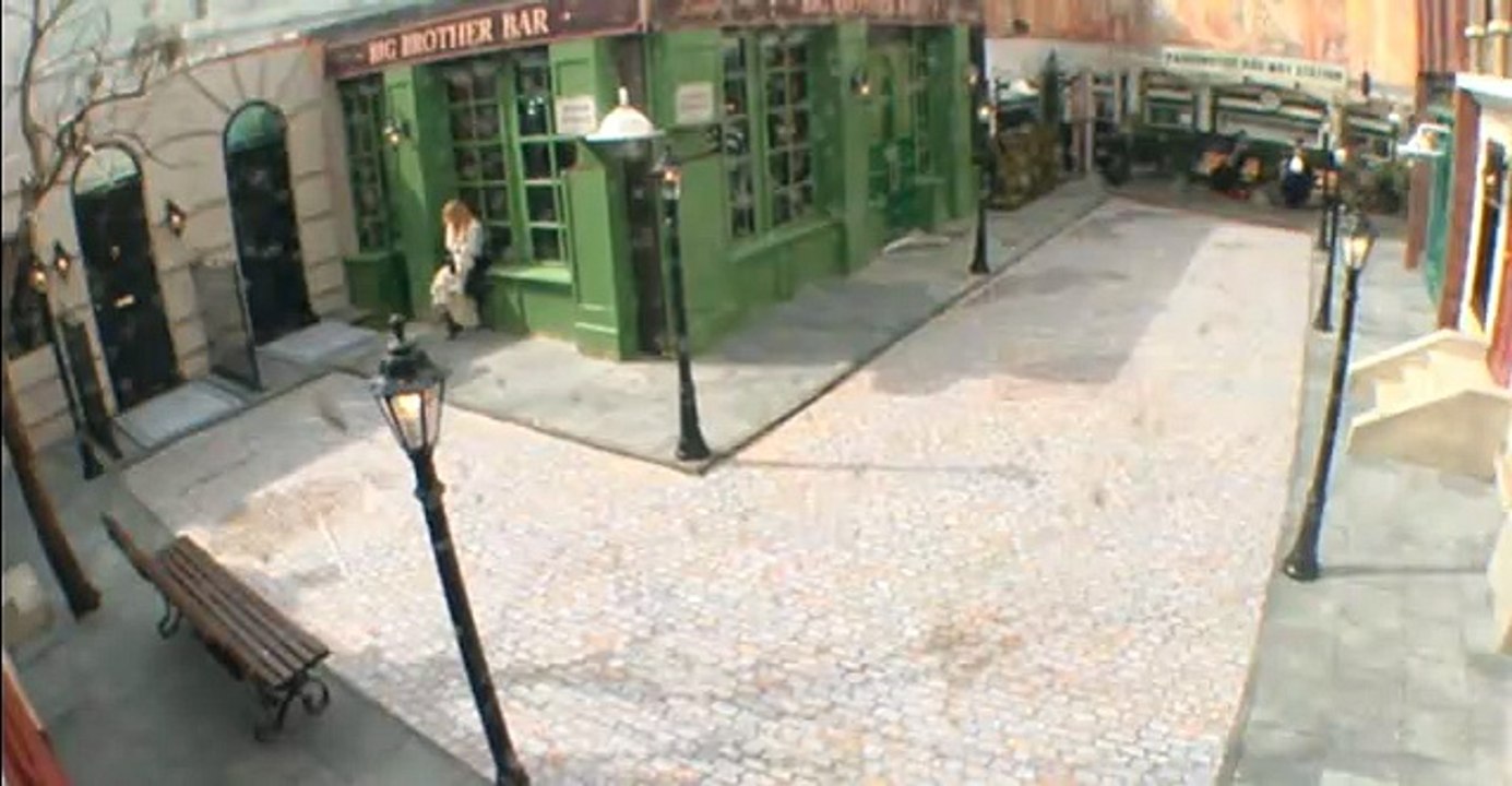 תני וקסניה מלגלגות על רינת שיושבת ממש מעבר לפינה ושומעת אותן