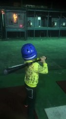 Joli coup de batte d'un enfant