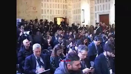 بالفيديو سيدة تضرب جون كيرى فى إيطاليا وتصرخ قائله إنت اللى صنعت داعش