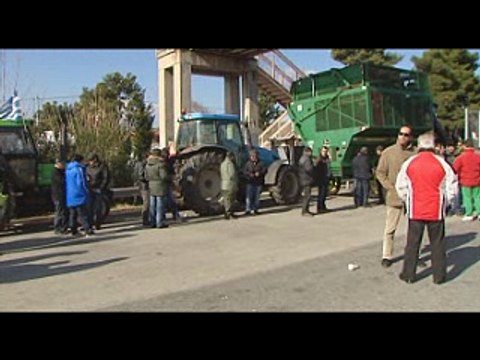 Παραμένουν και κλιμακώνουν οι αγρότες της Βοιωτίας