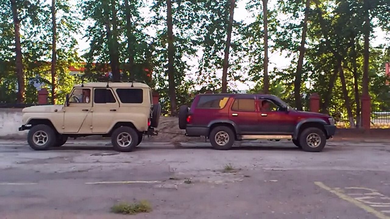 Автомобили, кто сильнее- Toyota Hilux vs УАЗ