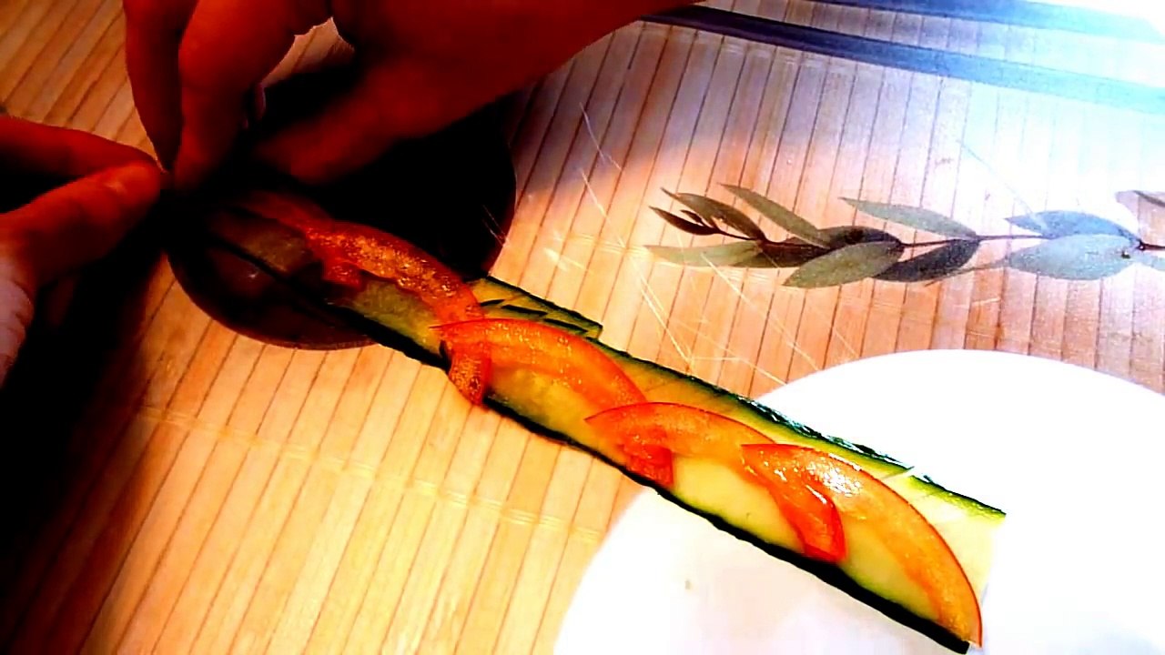 Цветок из огурца и помидора. Flower of cucumber and tomato. Украшения из овощей