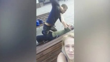 Selfie Çekerken Kavgayı Kaydetti