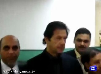 Watch Imran Khan Niazi talk in Punjabi - عمران خان ایک ورکر کے ساتھ پنجابی میں کھلی ڈُلی بات کر رہے ہیں ، "شیخ چھیدا "،