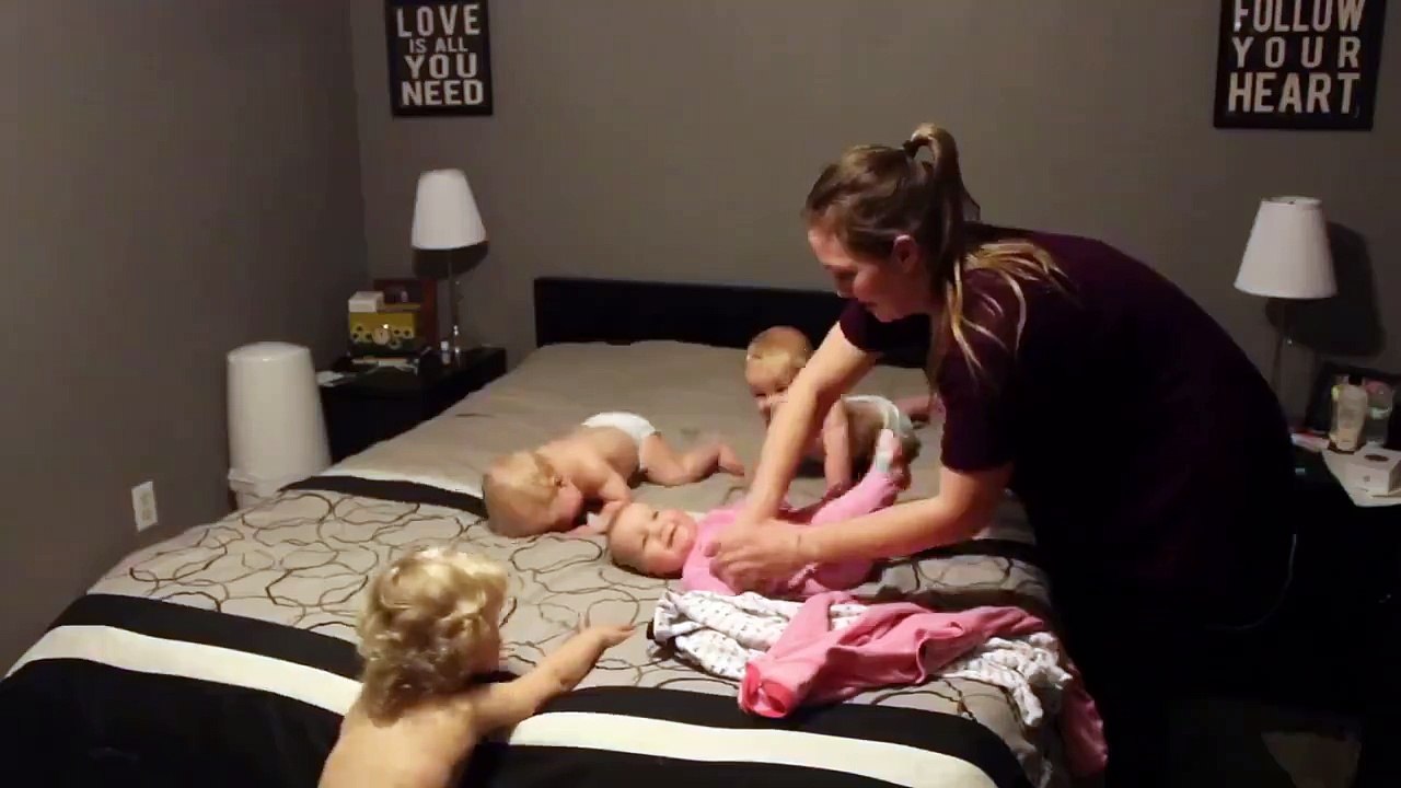 Anne olmak zor! 4 bebeğe bakmak zor olsa gerek :)