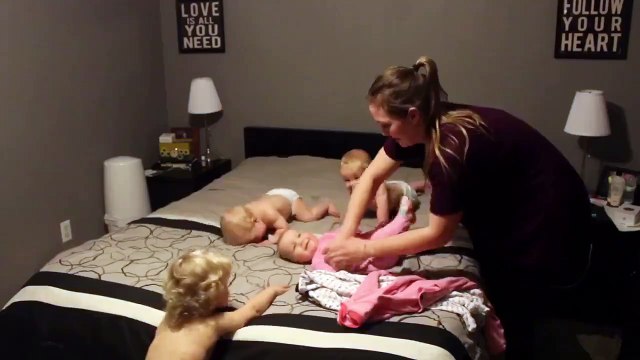 Anne olmak zor! 4 bebeğe bakmak zor olsa gerek :)