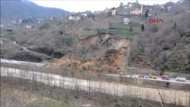 Trabzon?un Of ve Çaykara İlçeleri Arasındaki Karayolu Heyelan Nedeniyle Trafiğe Kapandı.